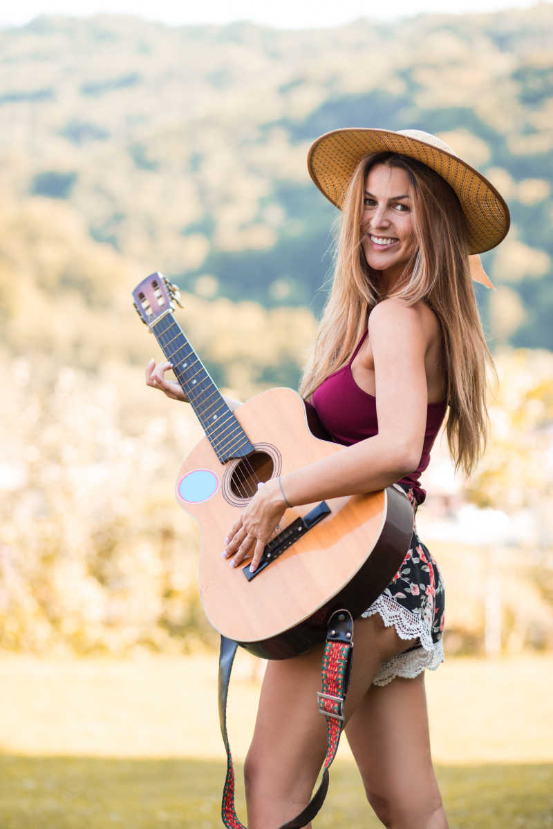 弹吉他的快乐女孩