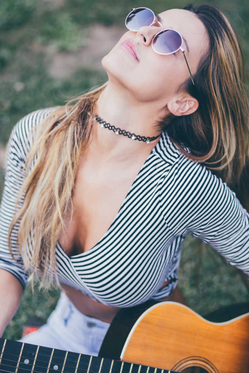 享受吉他乐趣的女孩