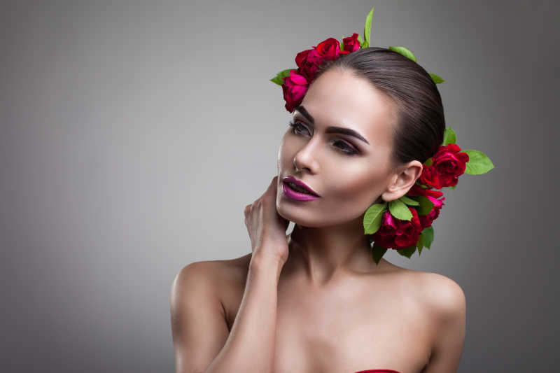 带着红花的美女