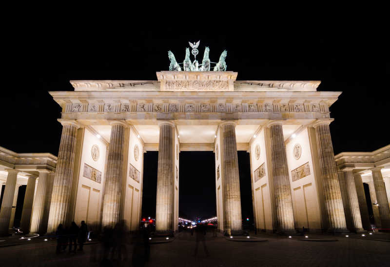 黑色背景下泛着光的柏林勃兰登堡门