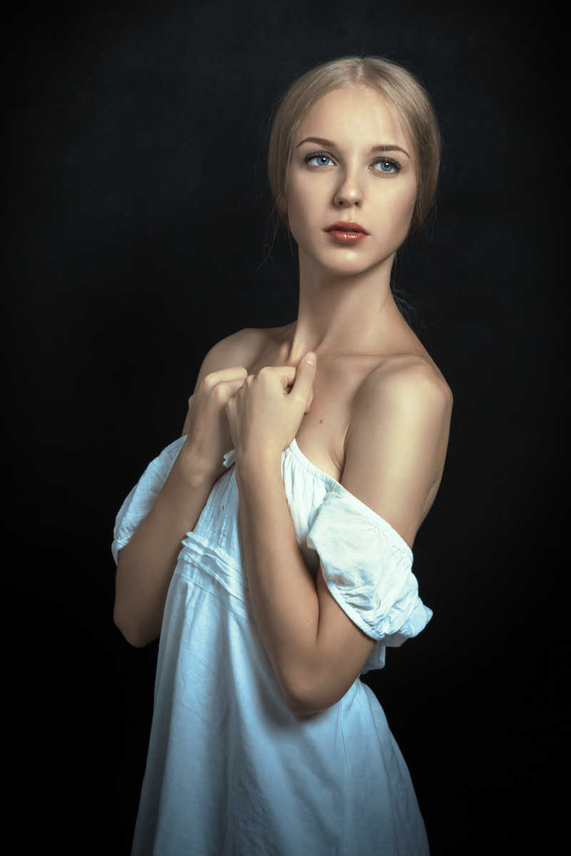 赤裸着肩穿着白色连衣裙的性感少女