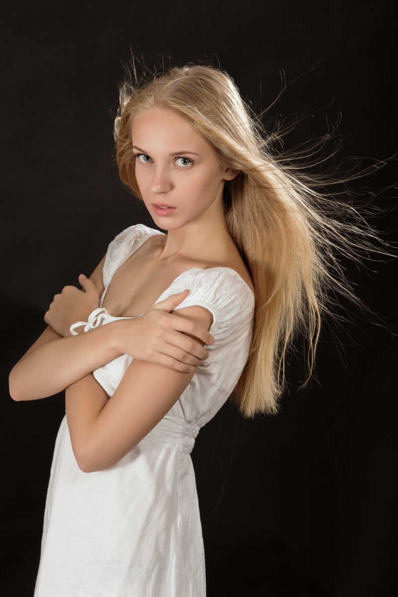 穿着白色连衣裙赤裸着肩的性感少女