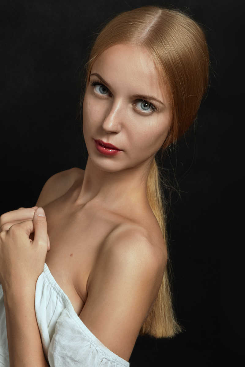 黑色背景下裸露的性感少女