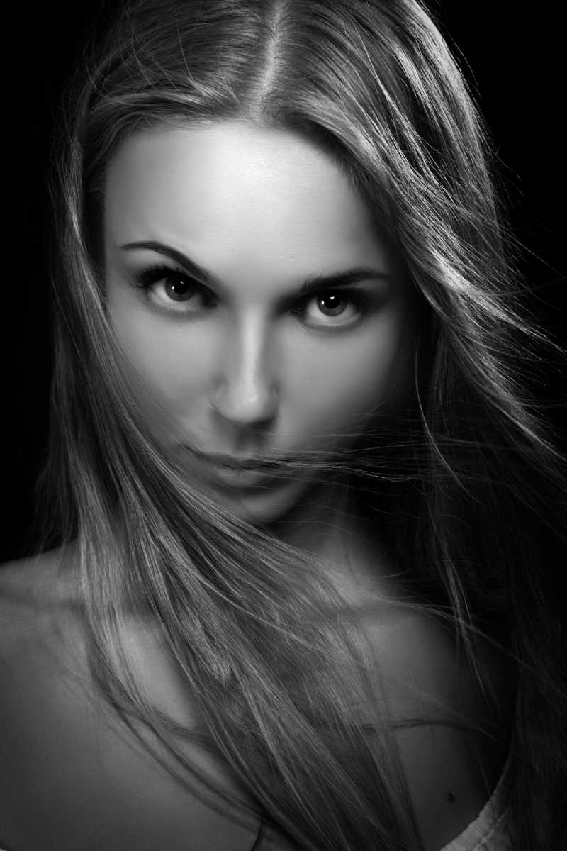 严肃的年轻美女