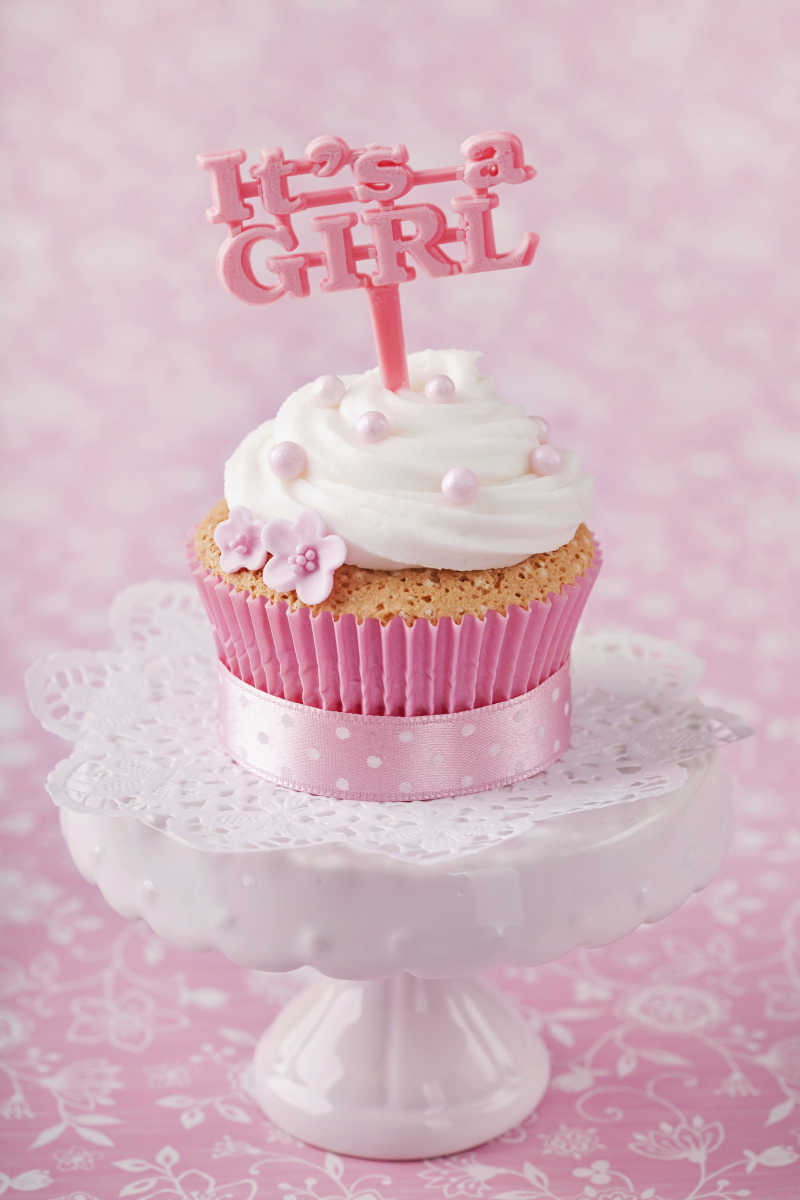 粉色背景上的蛋糕