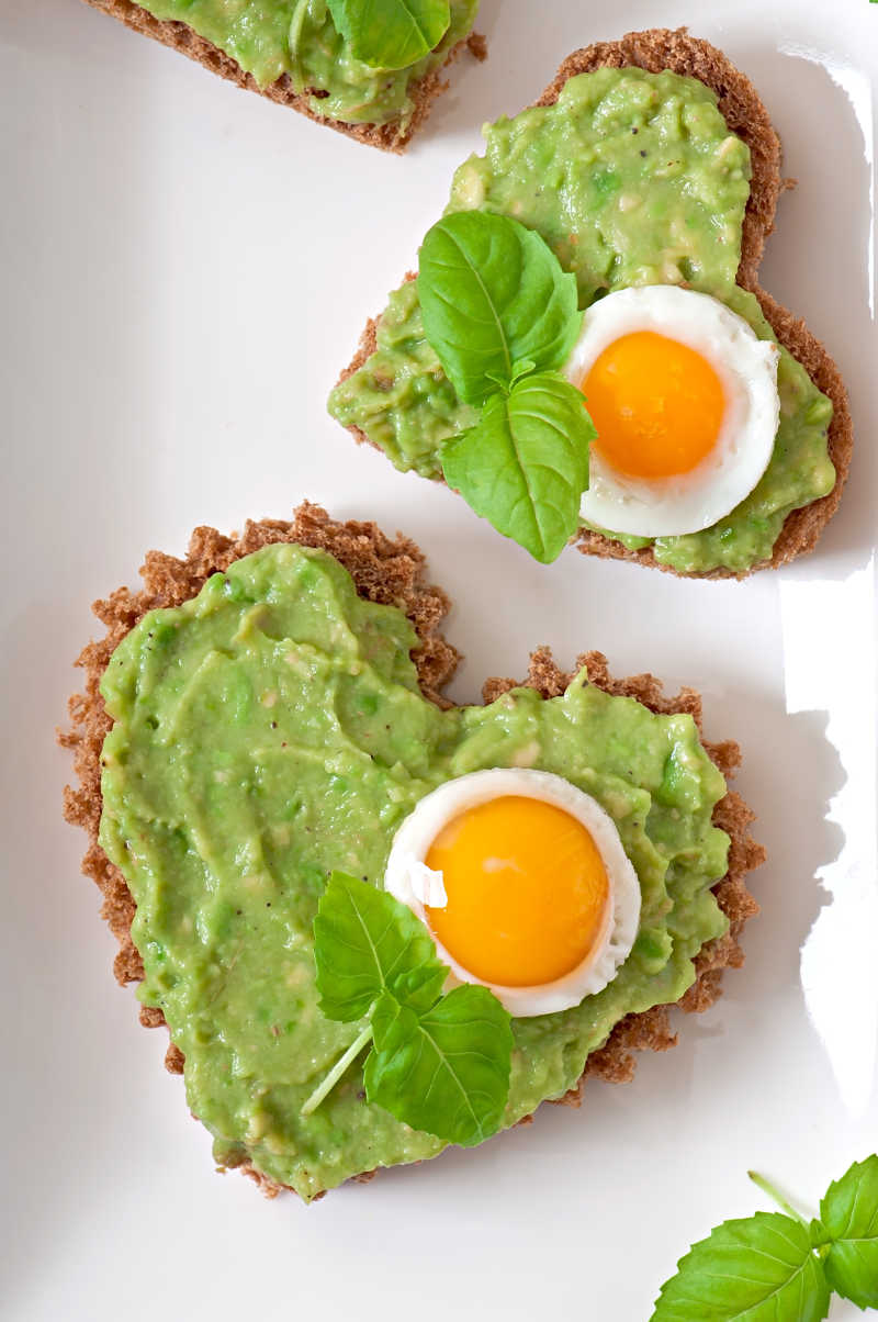 心形鸡蛋三明治早餐
