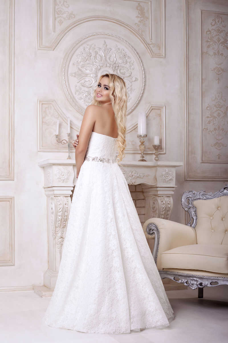 穿着婚纱的美女在豪华的室内拍摄婚纱照