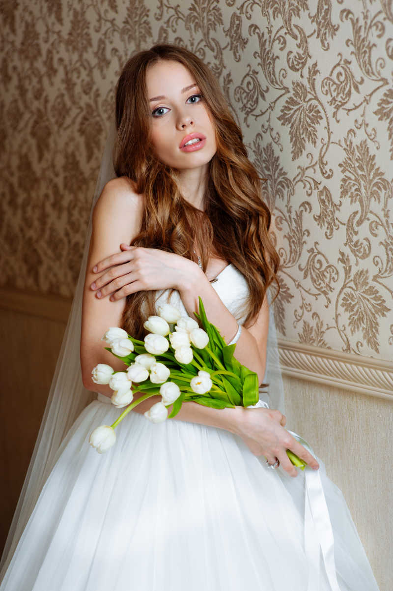 公寓里穿着婚纱的新娘