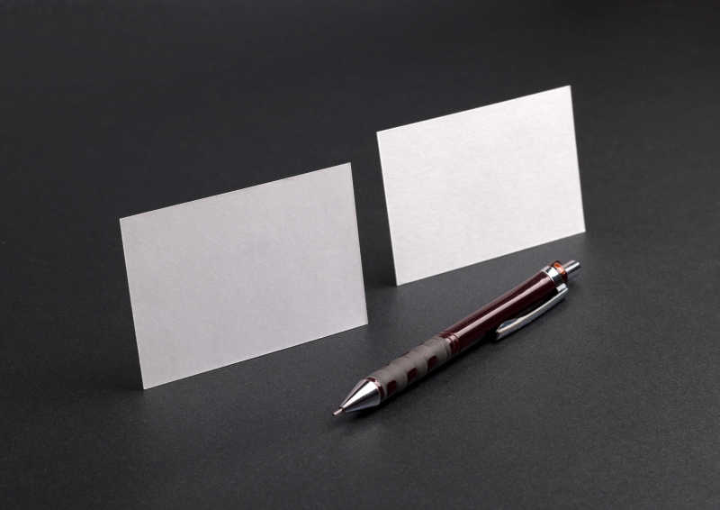 立着的空白名片和一支笔
