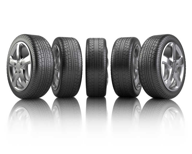 白色背景下树立的轮胎