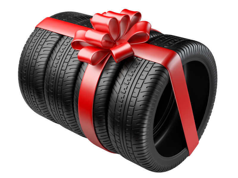 被红色丝带绑着的轮胎