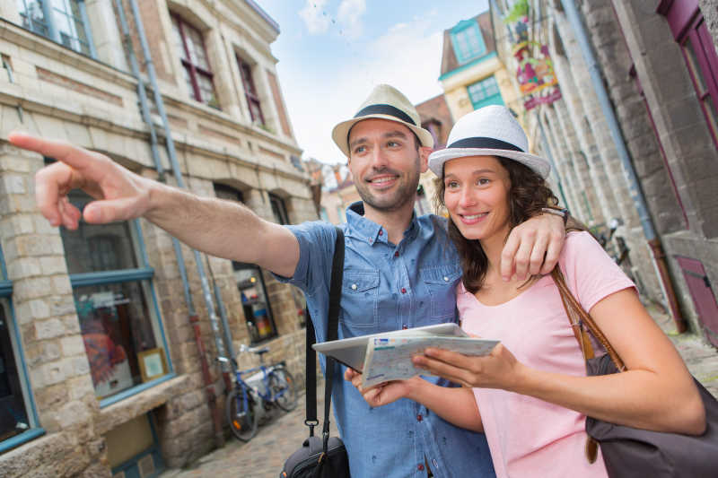 参观游览城市的年轻夫妇