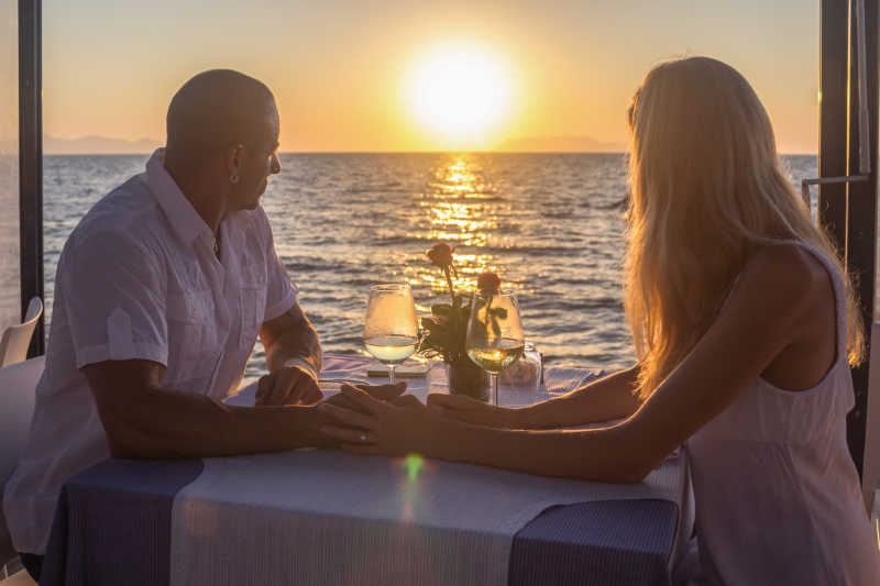 在海边餐厅看日落的情侣