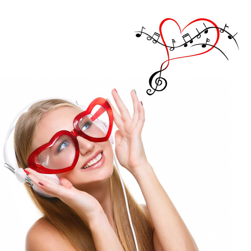 戴着心形眼镜听音乐的女孩