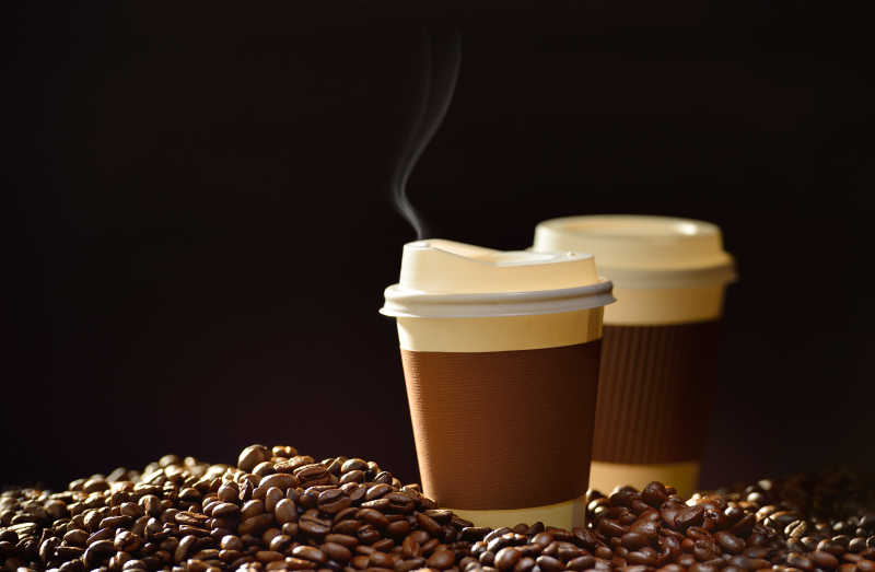 冒着烟的咖啡和咖啡豆