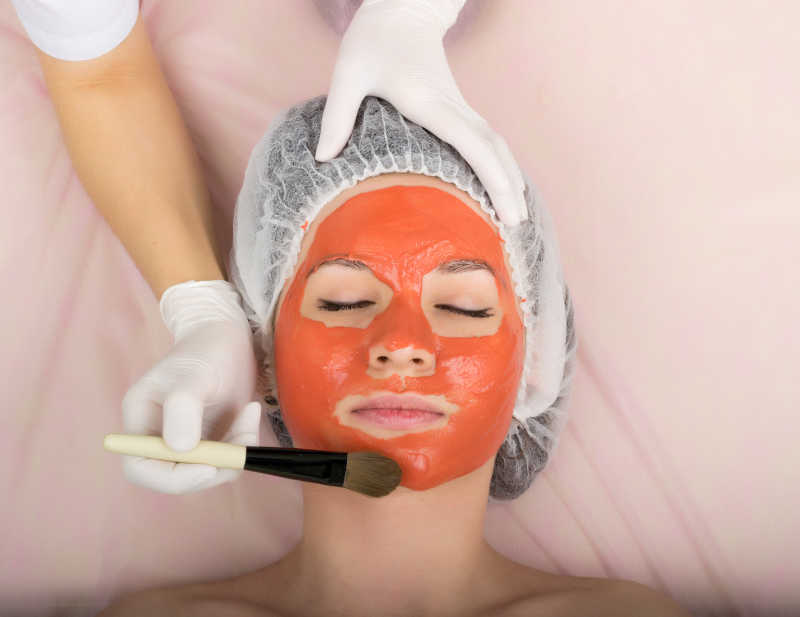 做美容护肤的美女