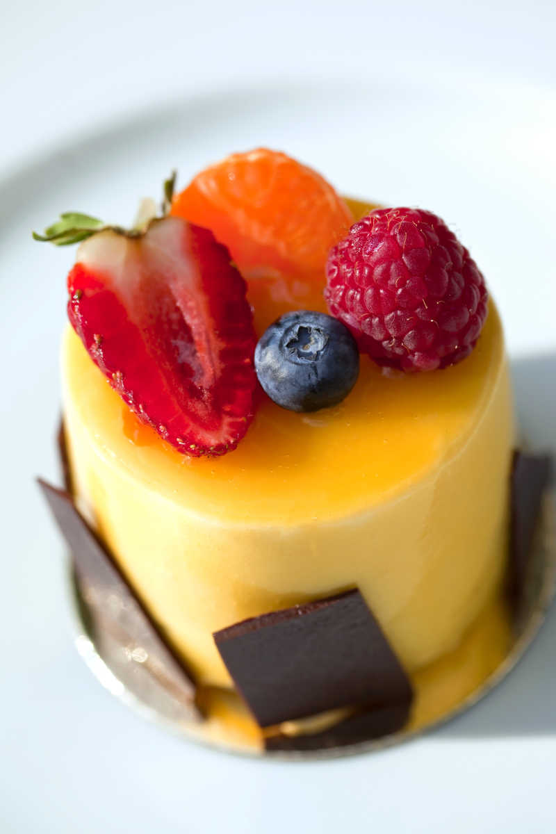 美味的草莓蓝莓蛋糕