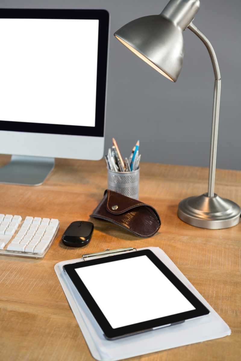 书桌上的电子科技和台灯
