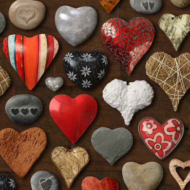 石头金属和木头制成的心形物品