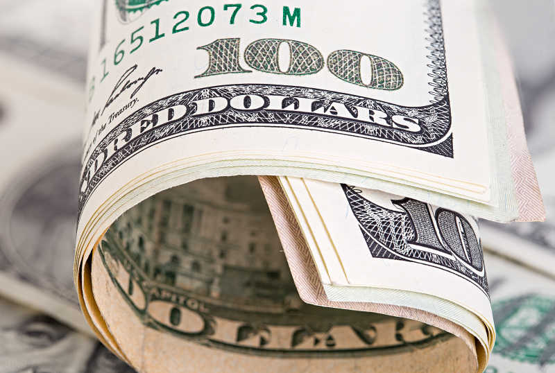 卷起的美元纸币