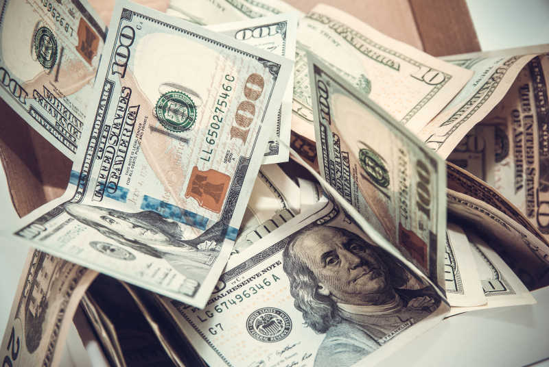 桌子上的一堆美元
