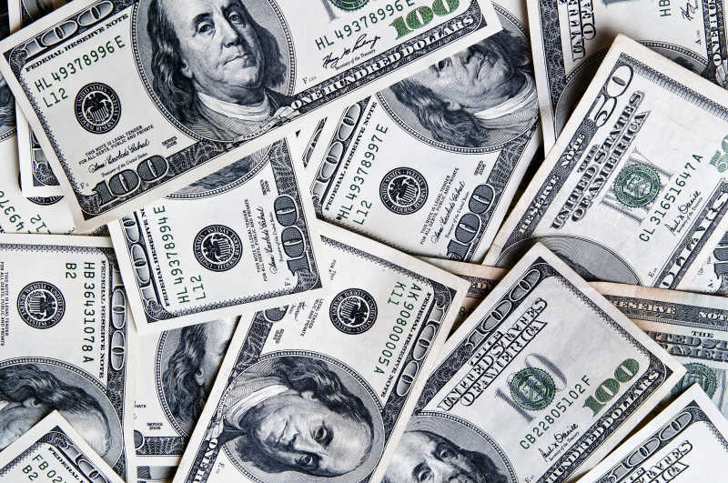 凌乱堆放的美元纸币