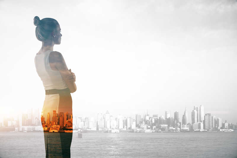 城市背景下的漂亮的女商人