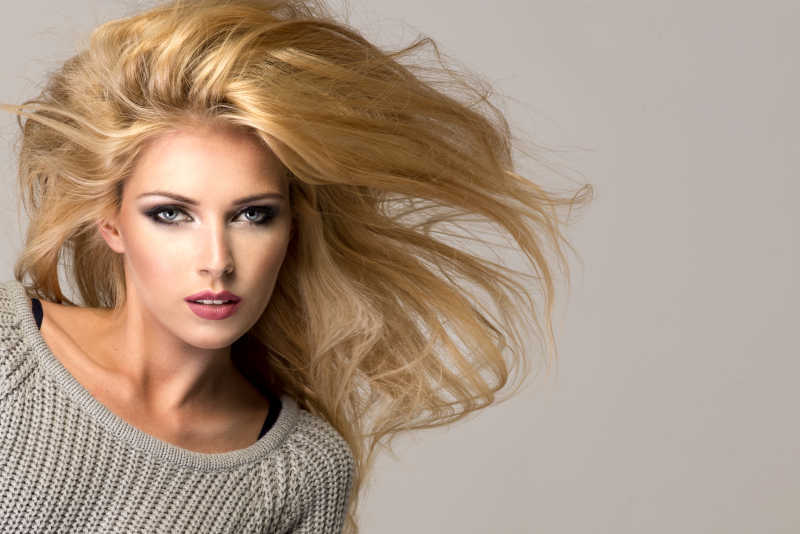 美丽性感的金发女郎肖像