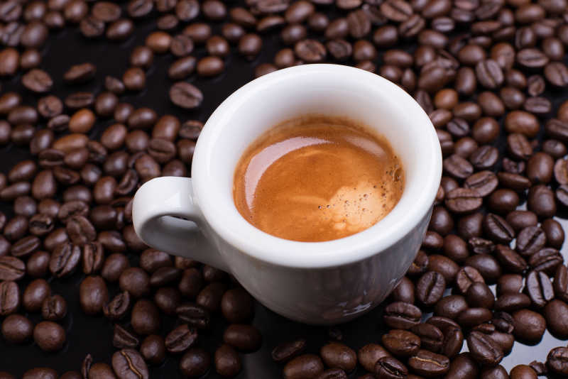 咖啡豆上的浓缩咖啡