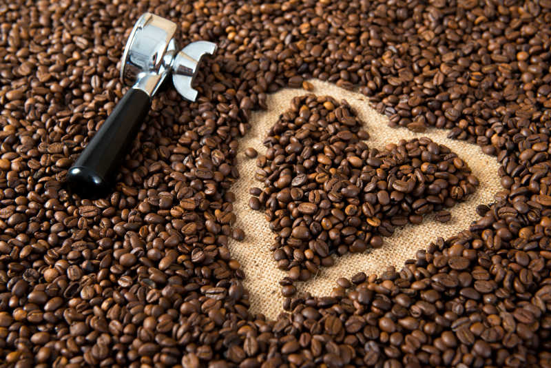 摆有心形的咖啡豆