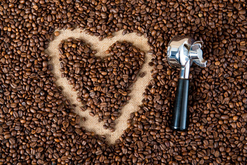 桌子上有许多的咖啡豆