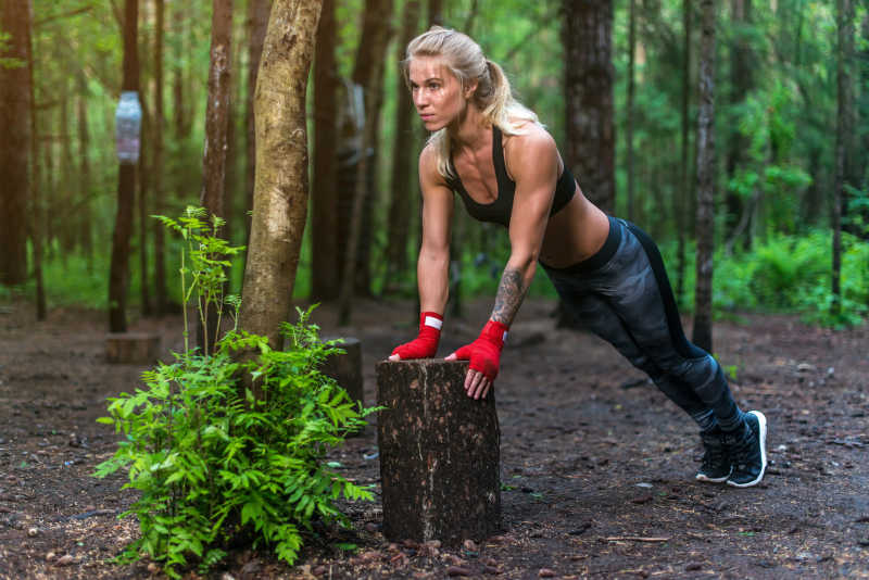 女人在公园街做俯卧撑