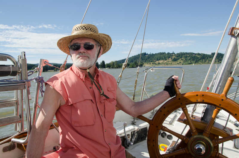 轮船上掌舵的大胡子老头