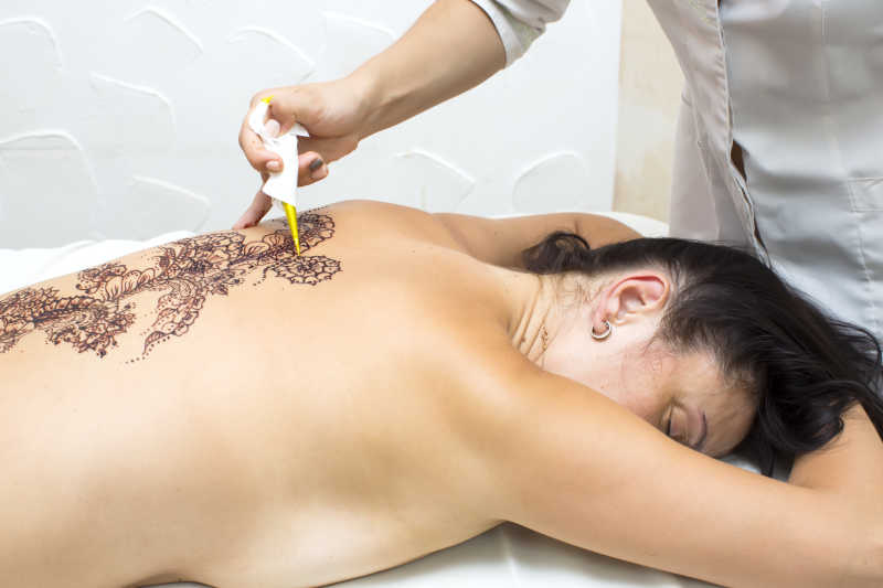 在后背做拉丝纹身的美女