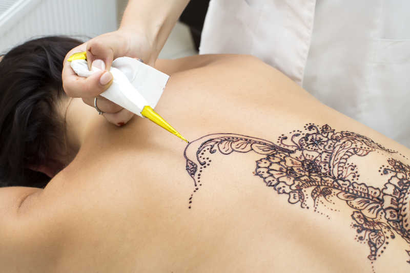 在后背做拉花纹身的美女