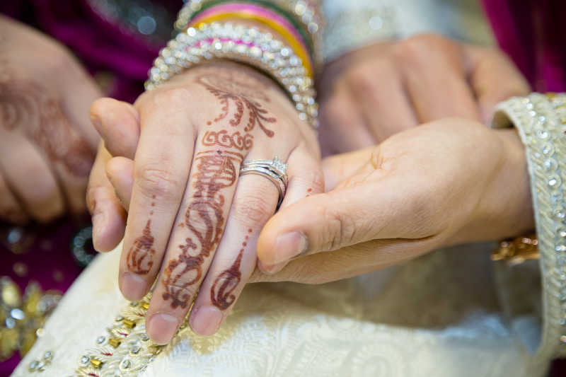 新娘手上的纹身
