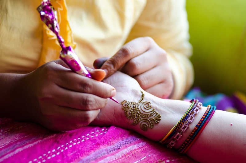 手腕上的花朵纹身