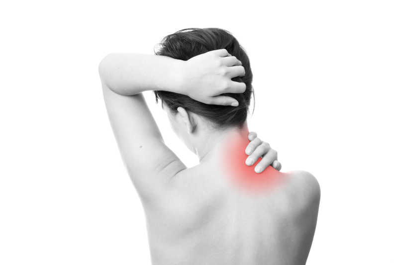 颈部疼痛的妇女
