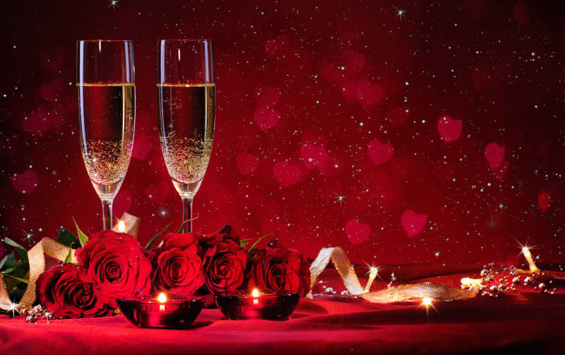 情人节与玫瑰花瓣和香槟