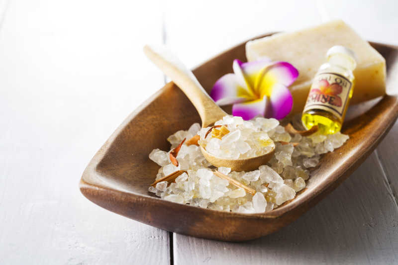 木盘里的洗浴身体保养用品