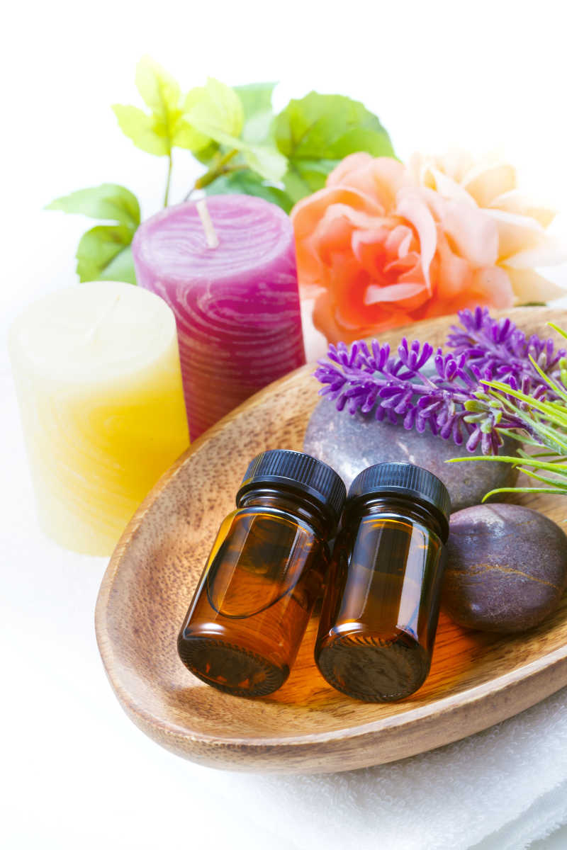 木盘里的精油和香薰蜡烛