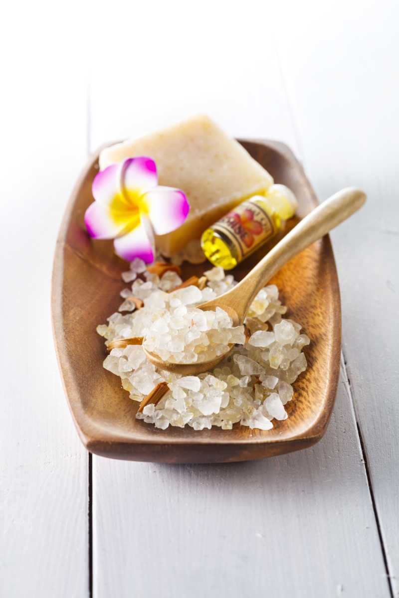 木盘里的精油皂和香薰用品