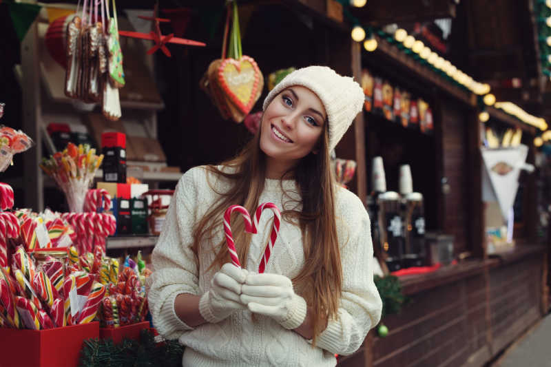 拿着糖果的微笑美女