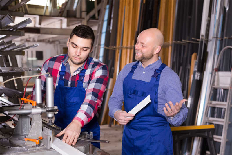 两个交谈经验的聚氯乙烯车间的工人