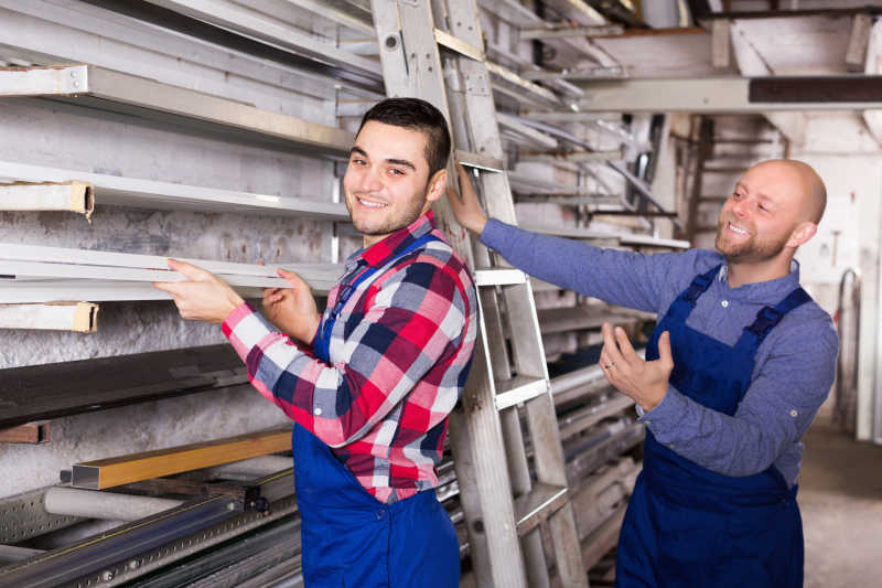 工人选择PVC窗型材进行搬运加工