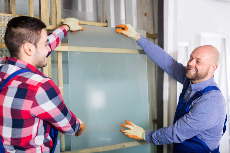 玻璃厂的工人在工作