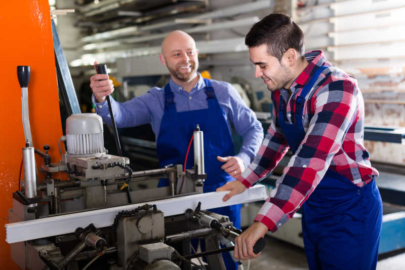 聚氯乙烯车间交谈着的两名工人