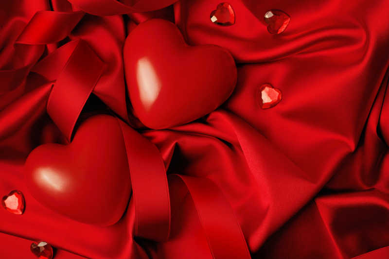 红色爱心与红色丝绸