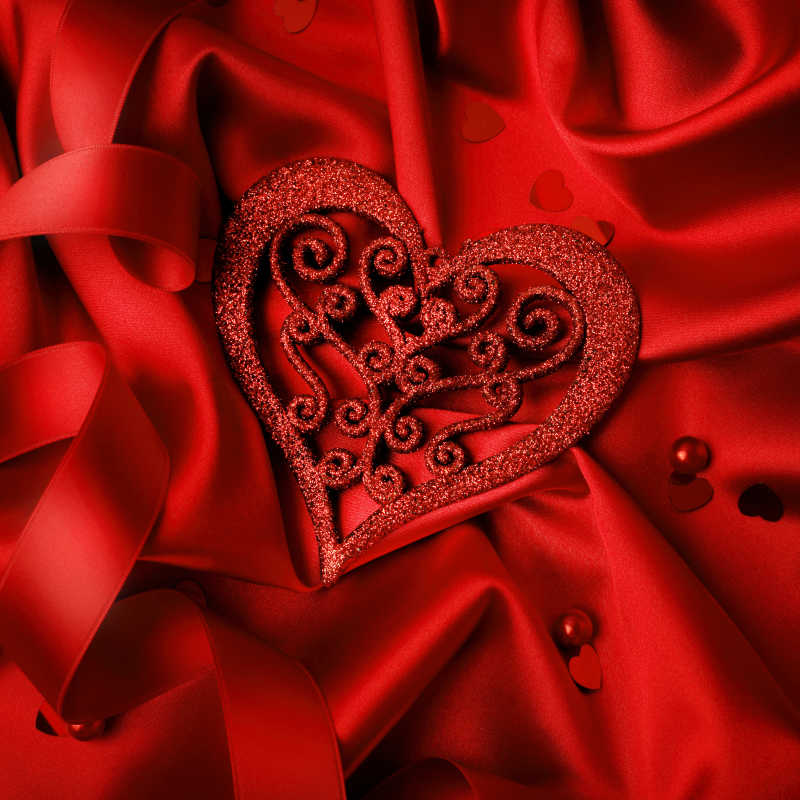 红色丝绸上的情人节爱心