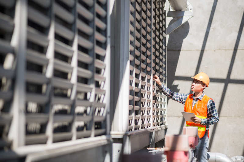 工程师检查沸腾室设备